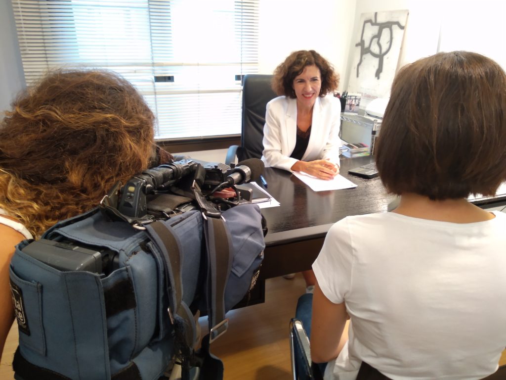 Elena Laka Tele5-ko kamara aurrean